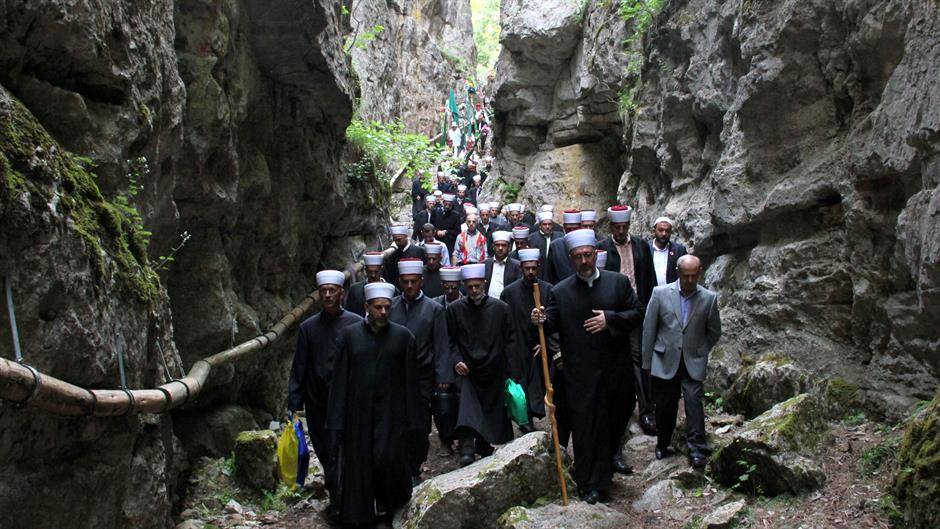 FOTO – Hiljade posjetilaca na Ajvatovici