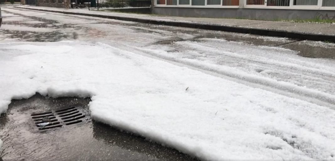 VIDEO – Veliko nevrijeme Led zabijelio Kalesiju, kiša potopila Solni trg