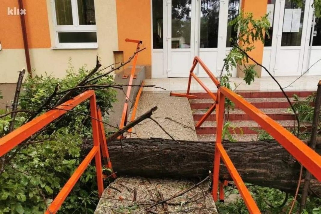 FOTO – Olujni vjetar lomio drveće u Zenici, najviše štete u dvorištu škole Musa Ćazim Ćatić