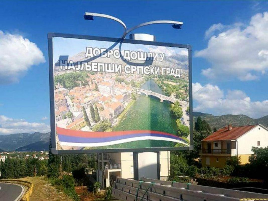 Na ulazu u Trebinje plakat sa porukom “dobro došli u najljepši srpski grad”