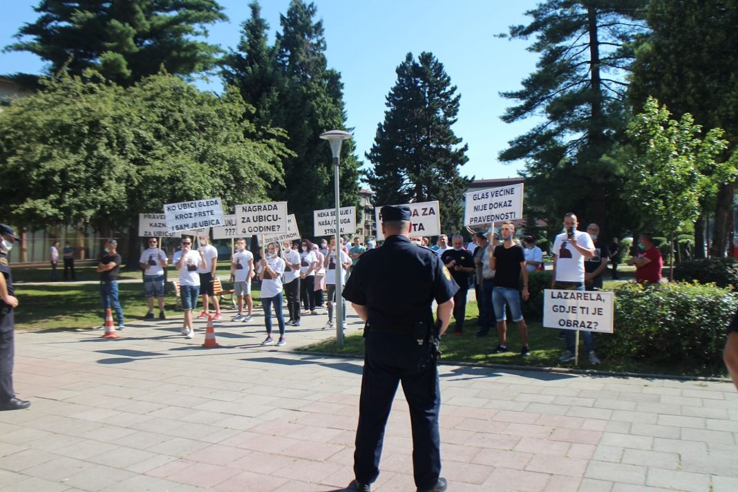 Mirni protesti ispred Kantonalnog suda zbog ubistva Haskic Sifeta!