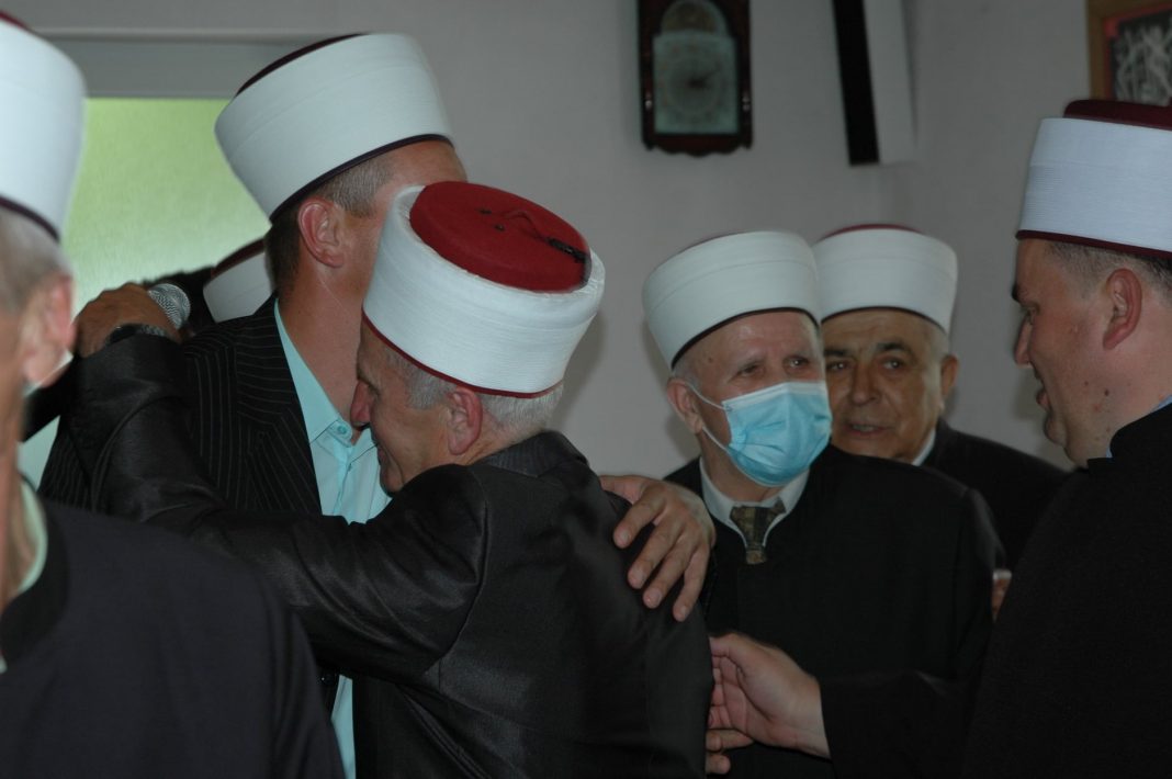 FOTO – Džemat Lisac ispratio Ređu ef. Sarajlića u penziju
