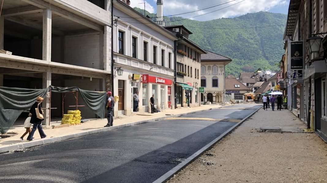 Započelo asfaltiranje Donje Čaršije, radi se i na trotoarima