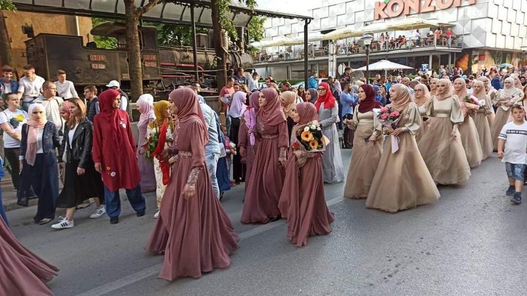 Foto – Defile 254. generaciji maturanata Elči Ibrahim – pašine medrese