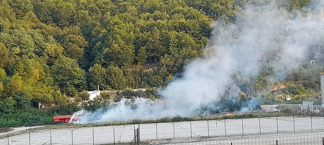 Intervencijom vatrogasaca saniran požar u blizini ADK