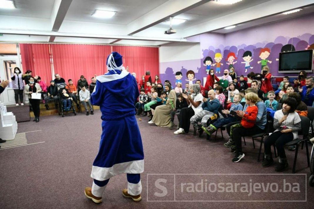 Navijači Željezničara poklanjali paketiće djeci Novog Travnika i drugih gradova