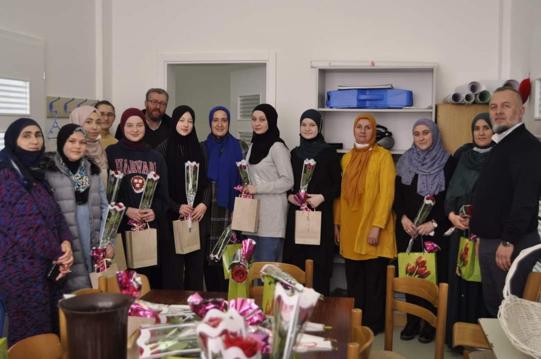 Obilježen Dan hidžaba u MIZ Novi Travnik podrškom učenicama