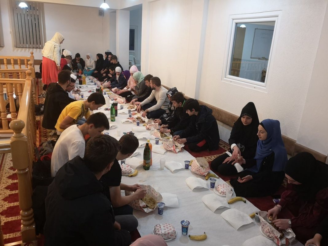 Novi Travnik: U džamiji u Trenici sinoć organizovan iftar za omladinu
