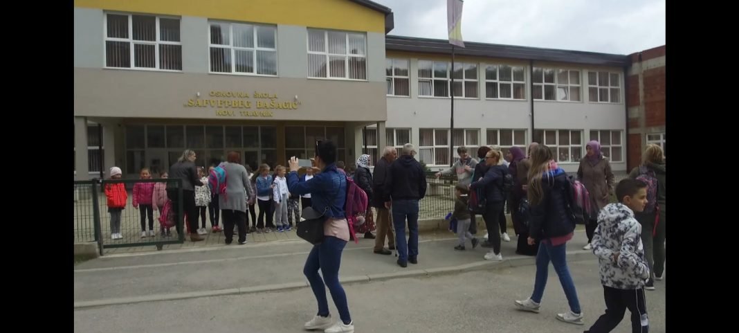 (VIDEO) Roditelji učenika danas protestvovali ispred Osnovne škole “Safvet-beg Bašagić”