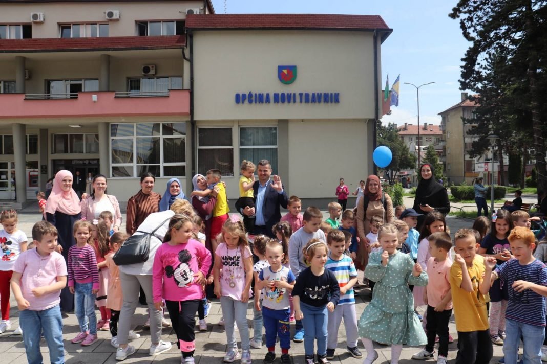 Novotravnički mališani čestitali načelniku rođendan grada