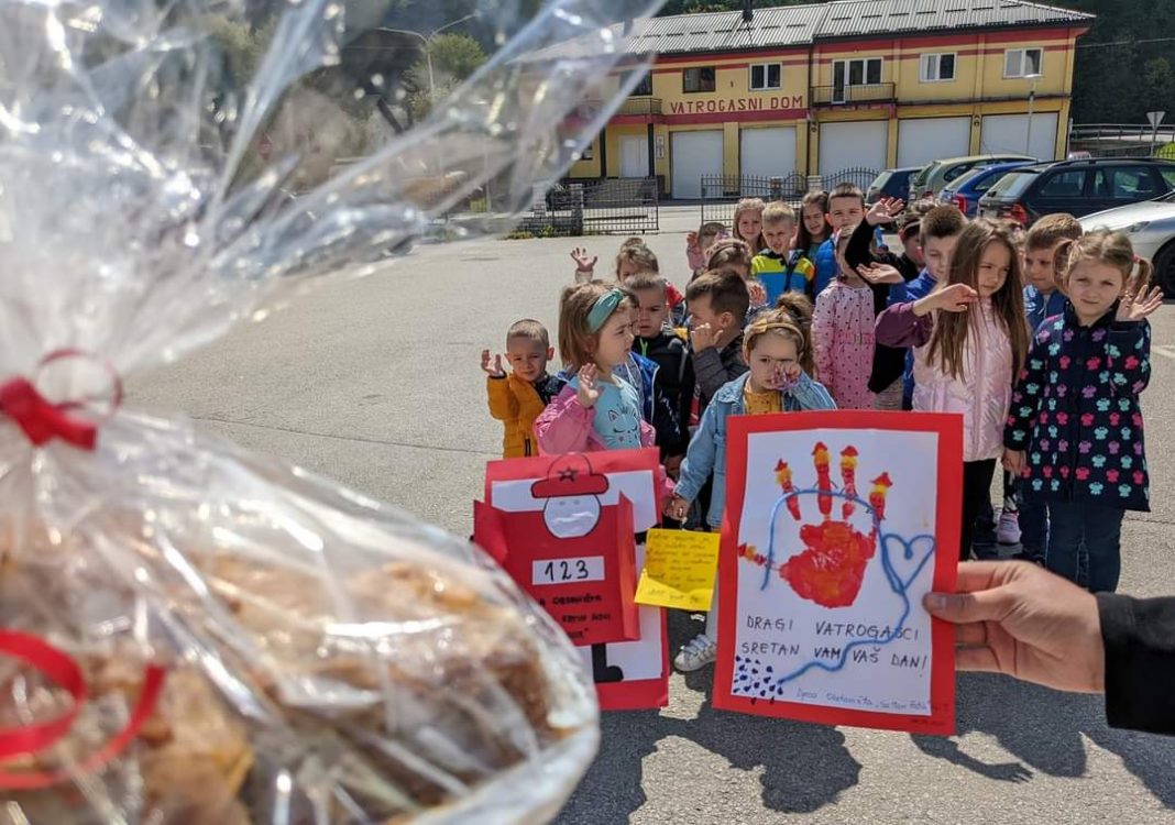 Čestitka i baklava Novotravničkim vatrogascima povodom Svjetskog dana vatrogasaca