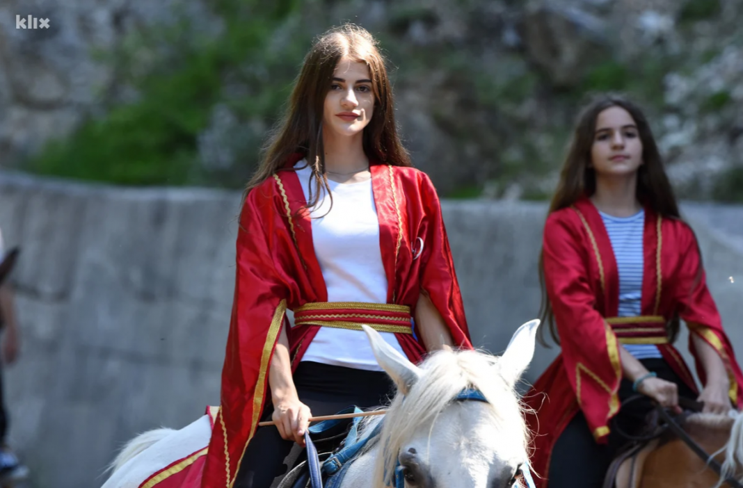 FOTO – Djevojke na konjima oduševile prisutne na platou Ajvatovice