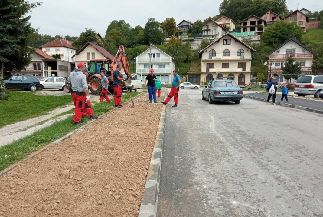 U toku su radovi na asfaltiranju pješačke saobraćajnice – trotoara u naselju Bare