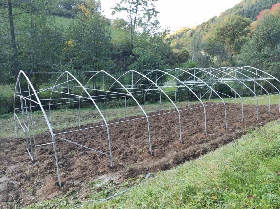 Novi Travnik: Započeo proces postavljanja plastenika