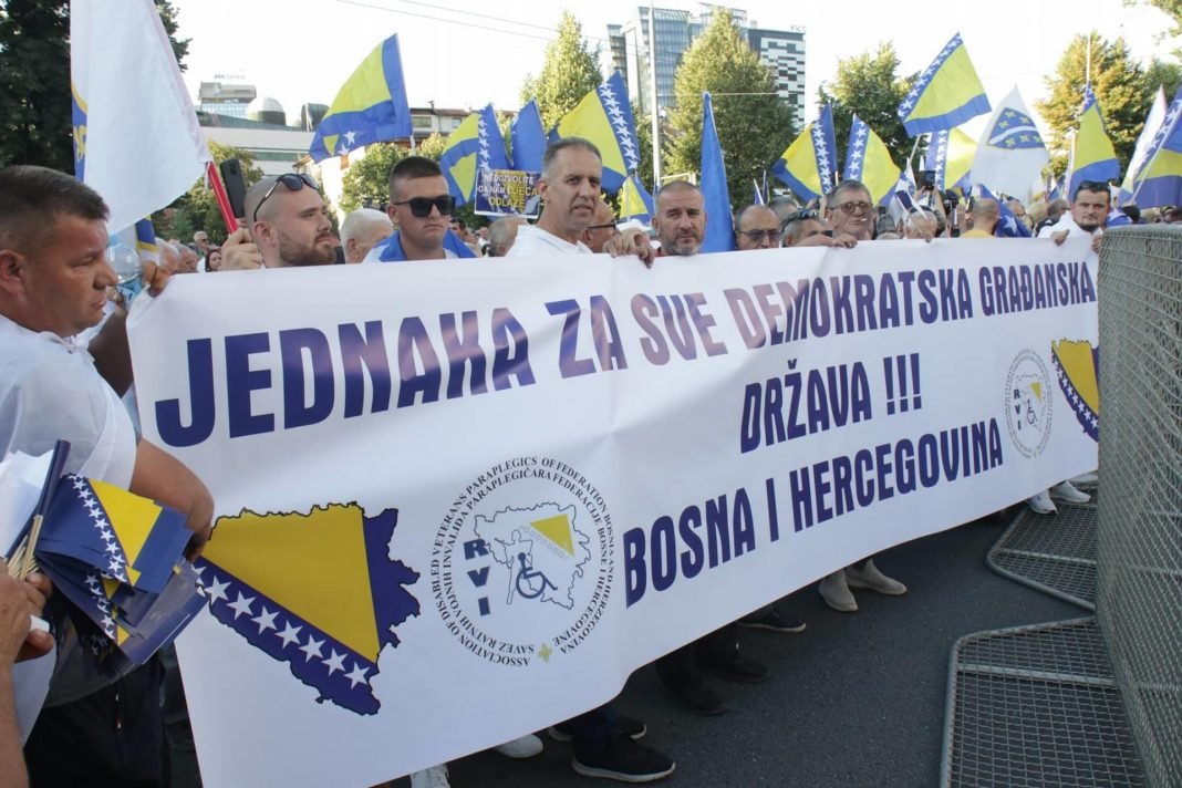 Danas protesti ispred OHR-a, građani poručili: Povlačenje odluke ili smjena Schmidta