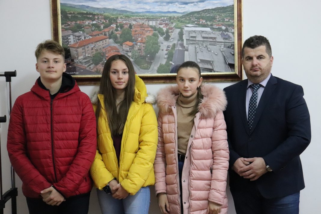 Učenici OŠ „Edhem Mulabdić“ Opara provode projekat „16 dana aktivizma protiv rodno zasnovanog nasilja“