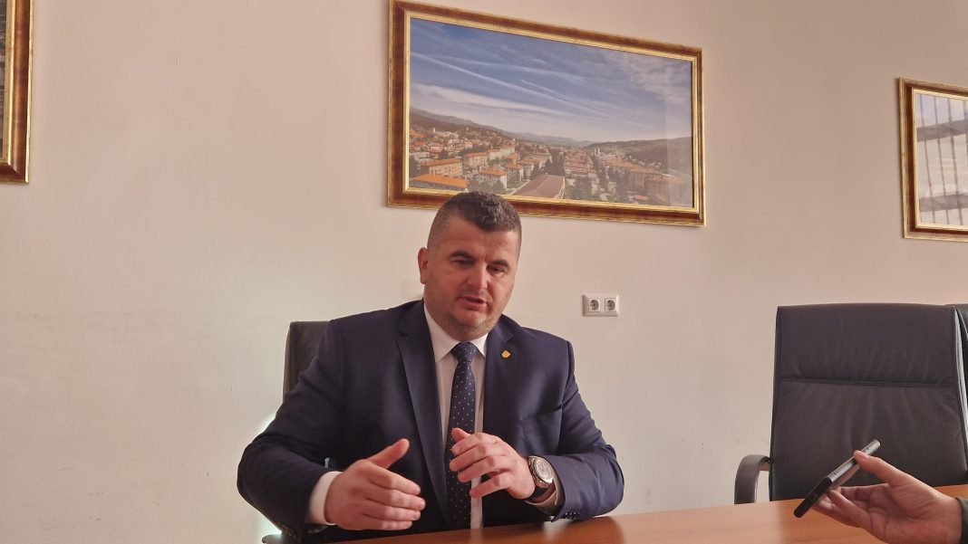 Dujo: SDA doslovno fizički sprečava usvajanje rekordnog Budžeta za Novi Travnik