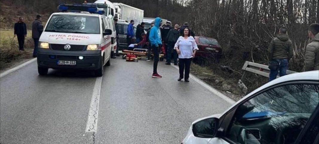 Teška nesreća u Busovači: Povrijeđeno pet osoba, policija i hitna na terenu