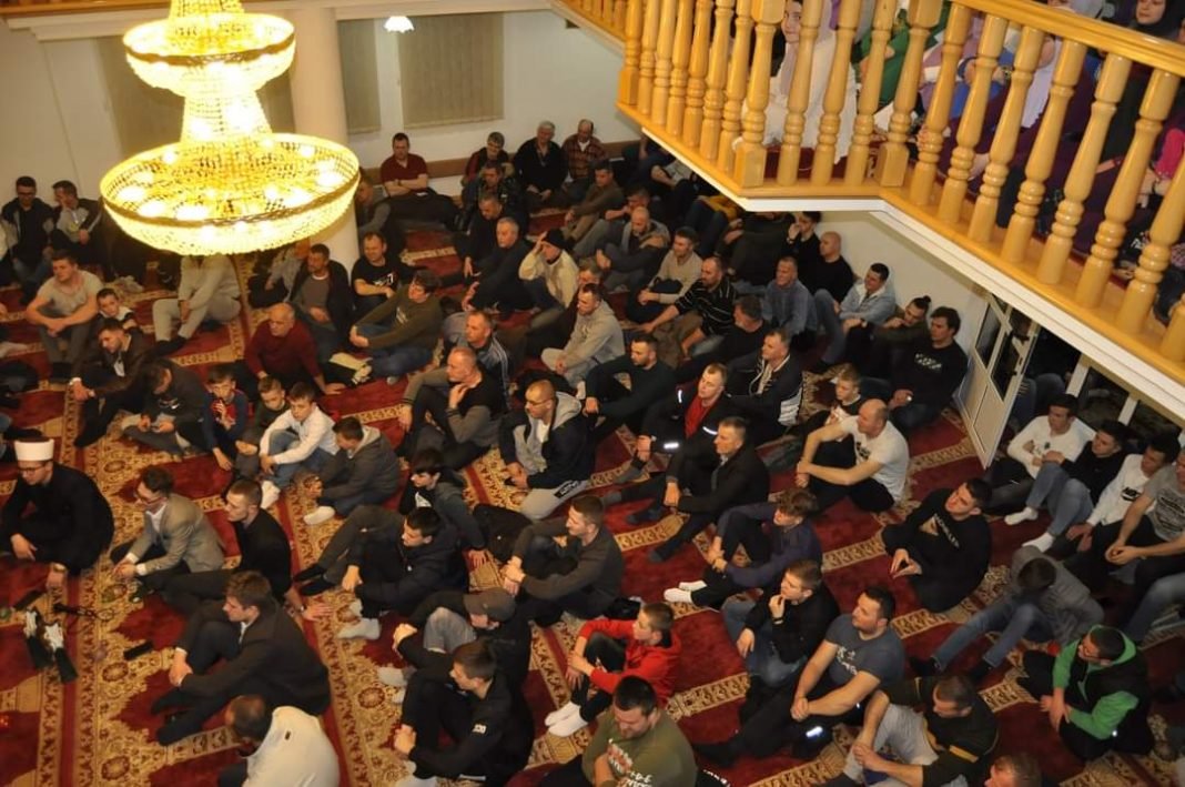 U prepunoj džamiji u Trenici održano predavanje hfz. Husejna Čajlakovića