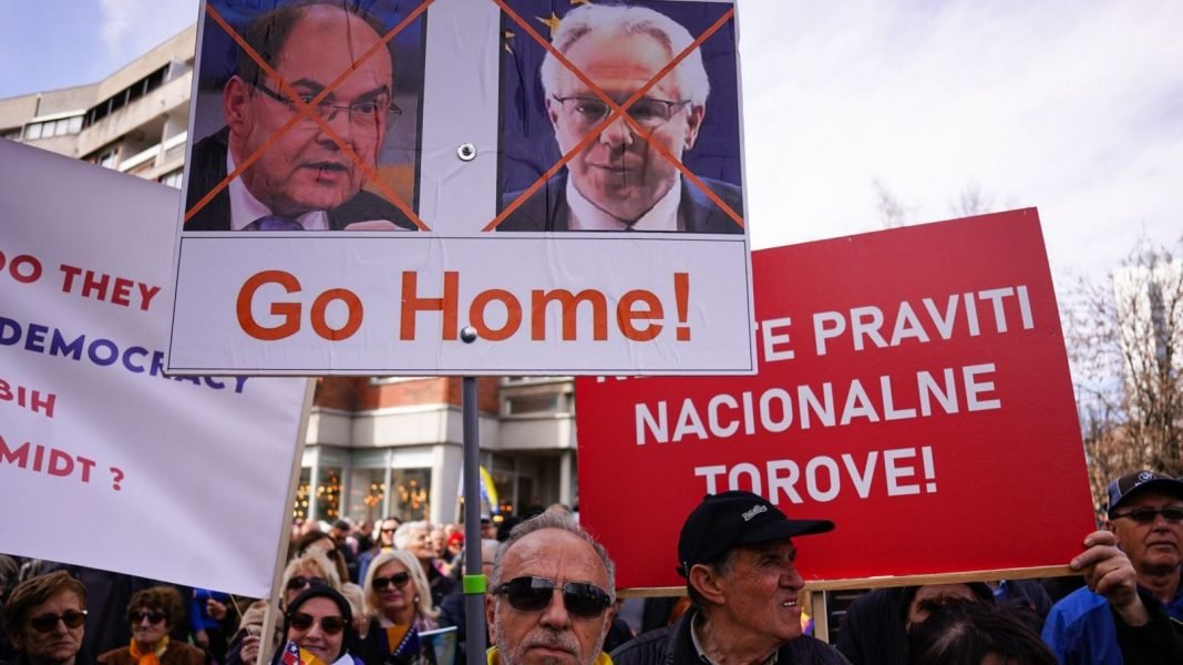 Završeni protesti pred OHR-om: “Smrt okupatorima i domaćim veleizdajnicima”