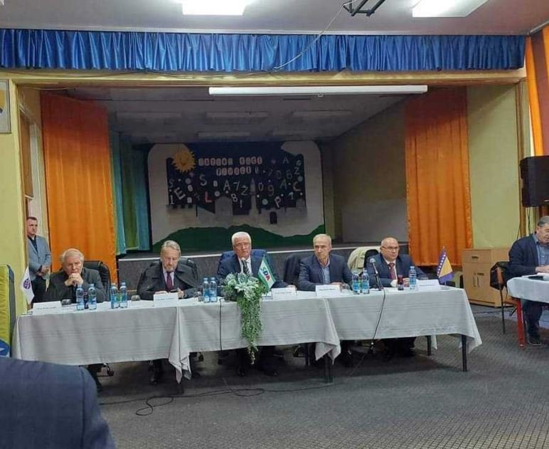 SDA održala skupštinu u školi u Travniku, đaci preusmjereni na sporedne izlaze