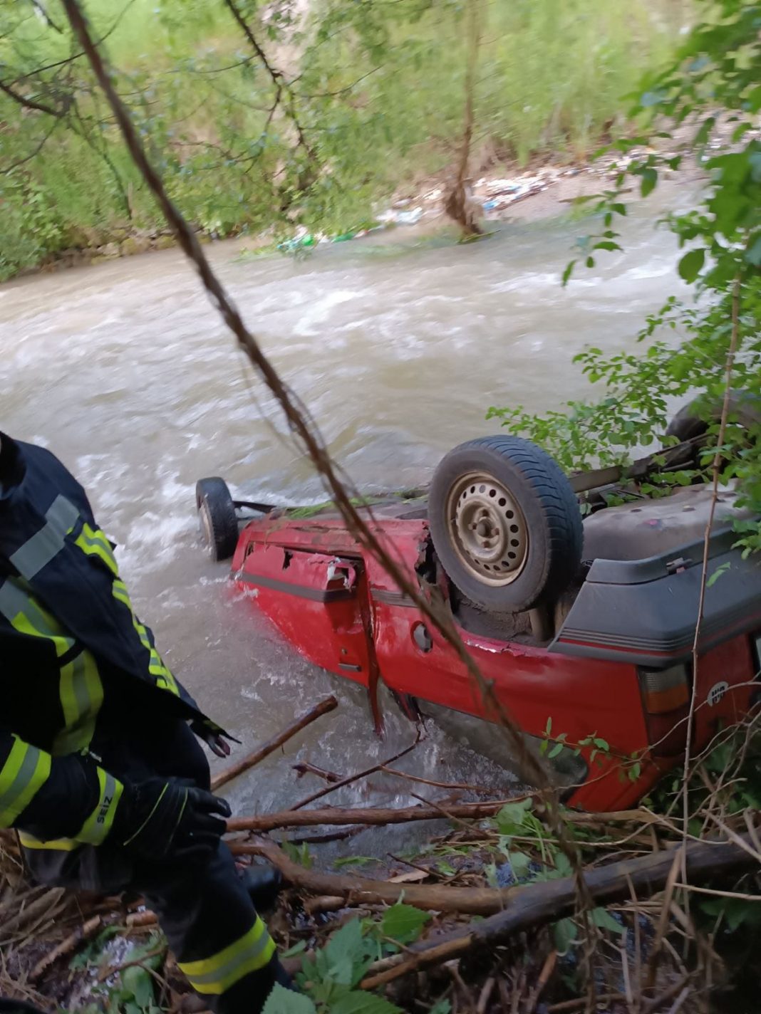 Tragična nesreća na ulazu u Travnik: Automobil sletio u Lašvu, jedna osoba izgubila život (FOTO)