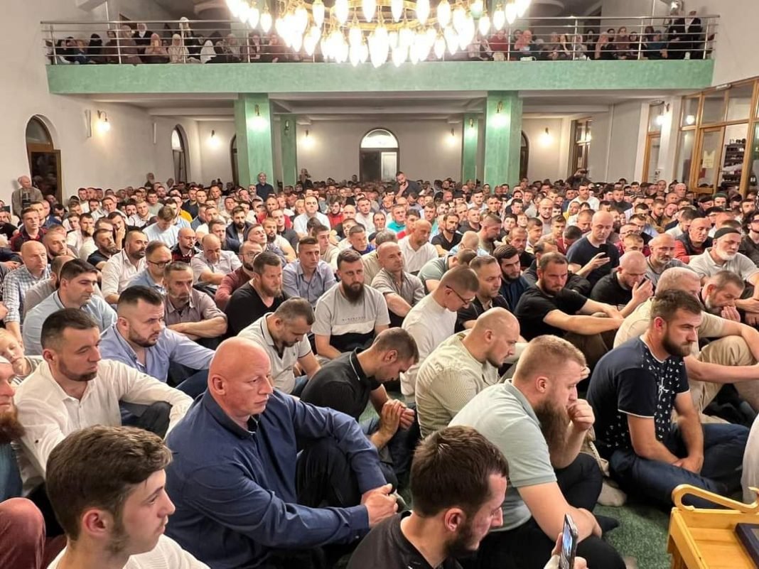 U prepunoj džamiji na Kalibunaru predavanje održao mr. Sead ef. Islamović