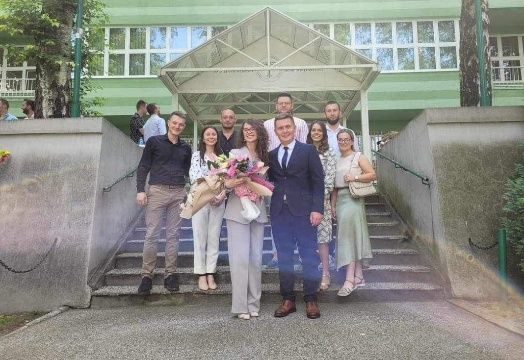 Prelijepa priča iz Travnika: Brat i sestra u razmaku od sat vremena dobili zvanje doktora medicine!