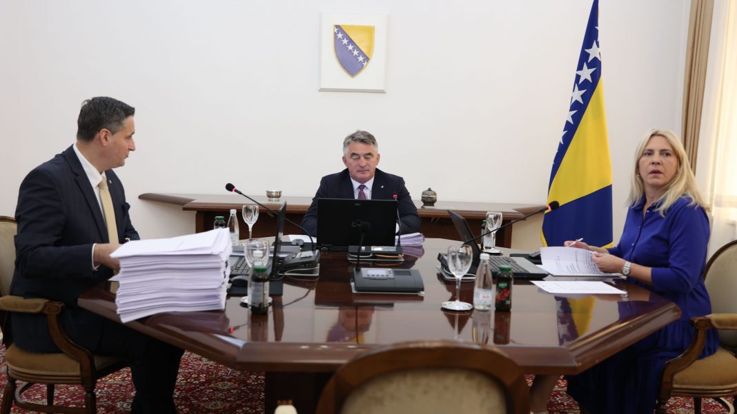 Komšić i Cvijanović preglasali Bećirovića o otvaranju konzulata Srbije u Bijeljini
