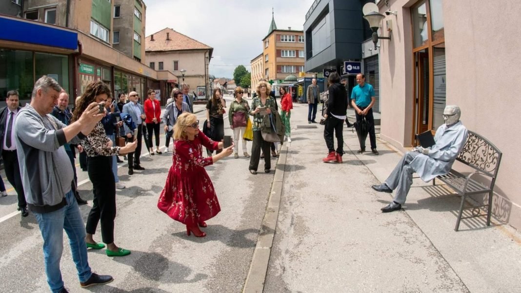 Skulptura Ive Andrića u Travniku ostala bez naliv pera, bilježnice i naočala