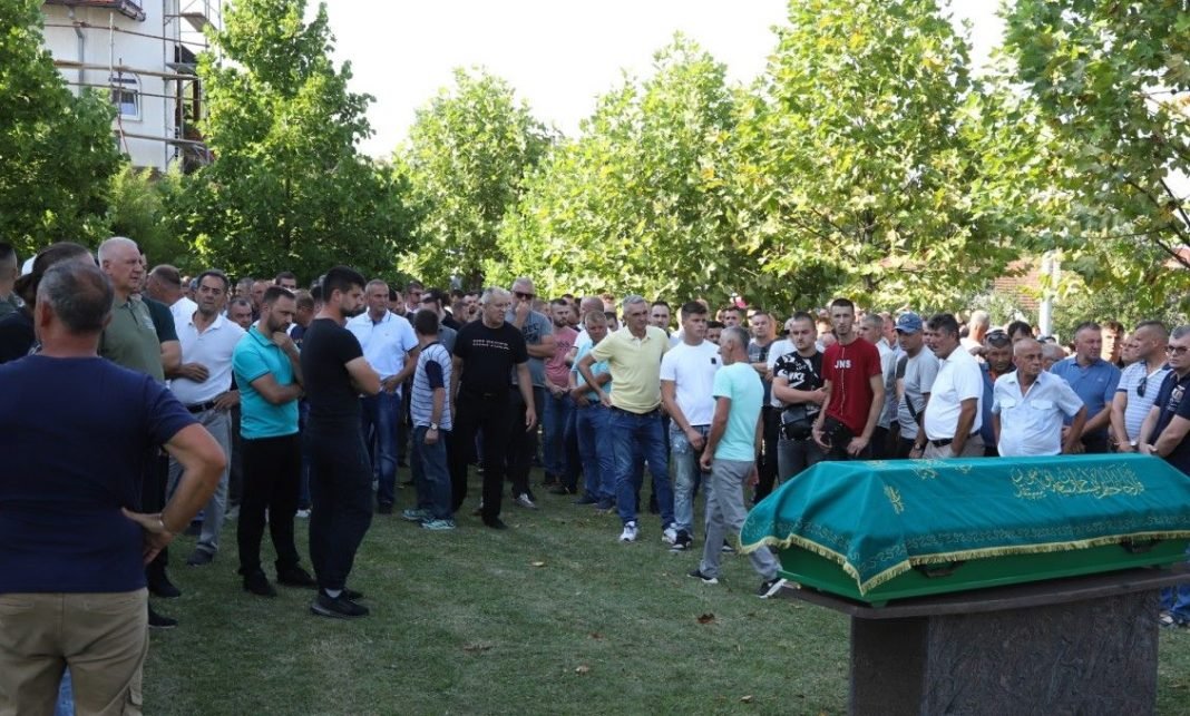 Rijeka ljudi na dženazi svirepo ubijenoj Nizami Hećimović