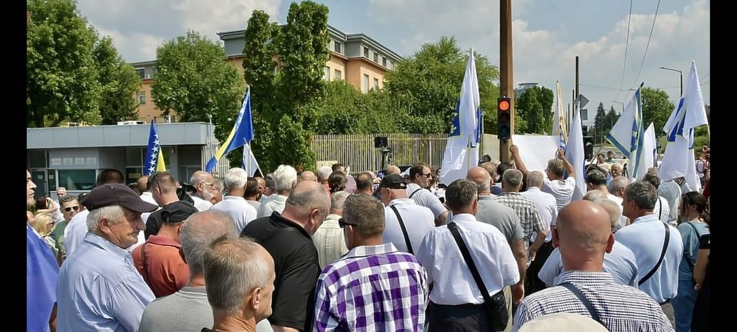 Protesti ispred Suda BiH zbog optužnica protiv pripadnika Armije RBiH