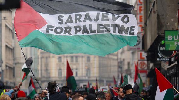 Hiljade ljudi šetali Baščaršijom i Ferhadijom kao podrška Gazi: Sarajevo razumije, BiH je uz Palestinu