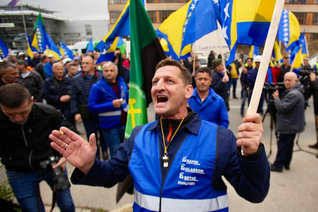Ispred zgrade Vlade FBiH u toku protest rudara