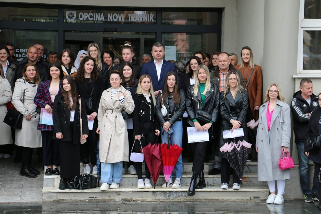 Potpisani ugovori sa studentima, Općina Novi Travnik dodijelila 155 stipendija