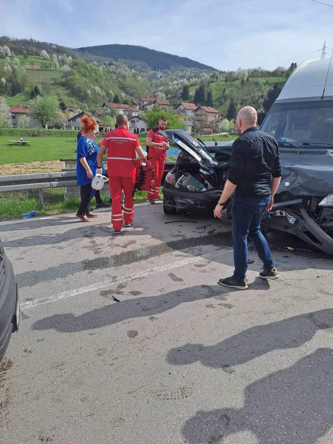 (FOTO) Saobraćajna nesreća na dionici magistralne ceste Turbe – Komar, povrijeđene tri osobe