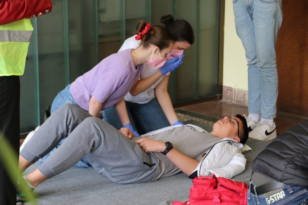 OŠ “Safvet-beg Bašagić” osvojila prvo mjesto u takmičenju pružanja prve pomoći