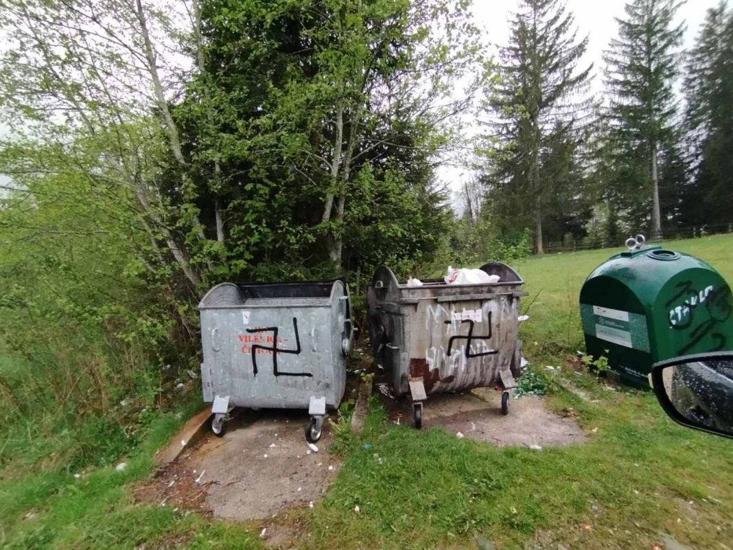 Na izletištu Pavlovica na više mjesta icrtan kukasti križ