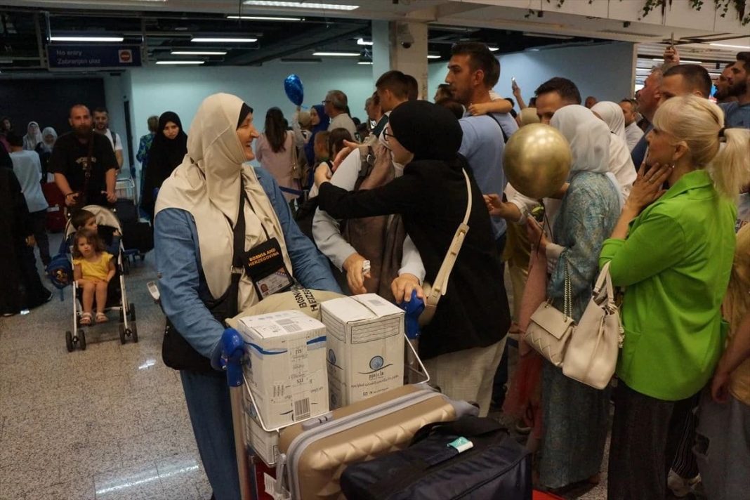 U BiH se vratila prva grupa hadžija, dočekale ih porodice i prijatelji